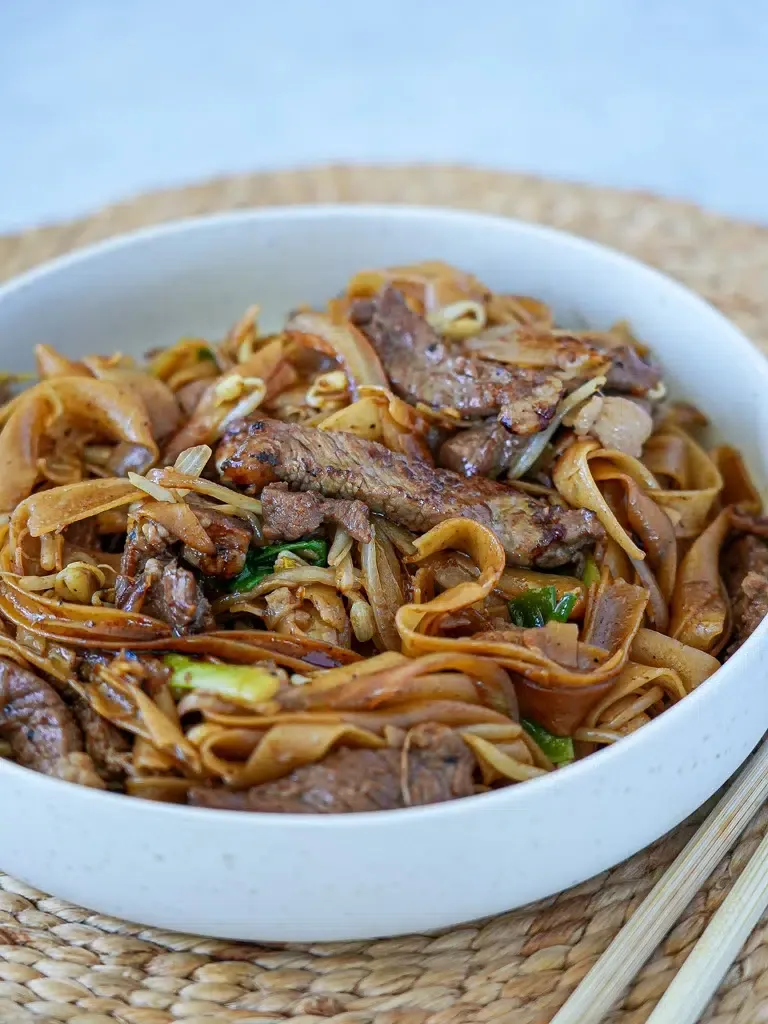 Stir-fried Beef with Flat Rice Noodles